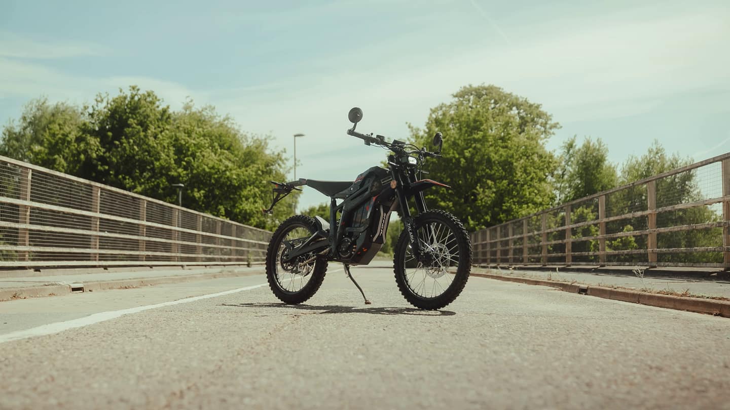 Straßenzugelassene L1e-Versionen von Sur-Ron und Talaria auf deutschen Straßen: Sting MX5 Pro mit Kennzeichen, Light Bee L1e mit Spiegeln und Beleuchtung